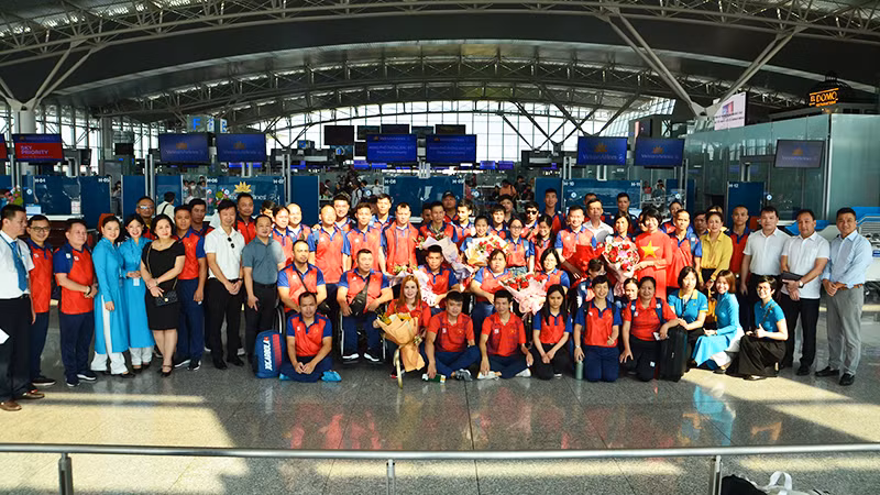 Các thành viên Đoàn thể thao người khuyết tật Việt Nam lên đường dự ASEAN Para Games 12. 