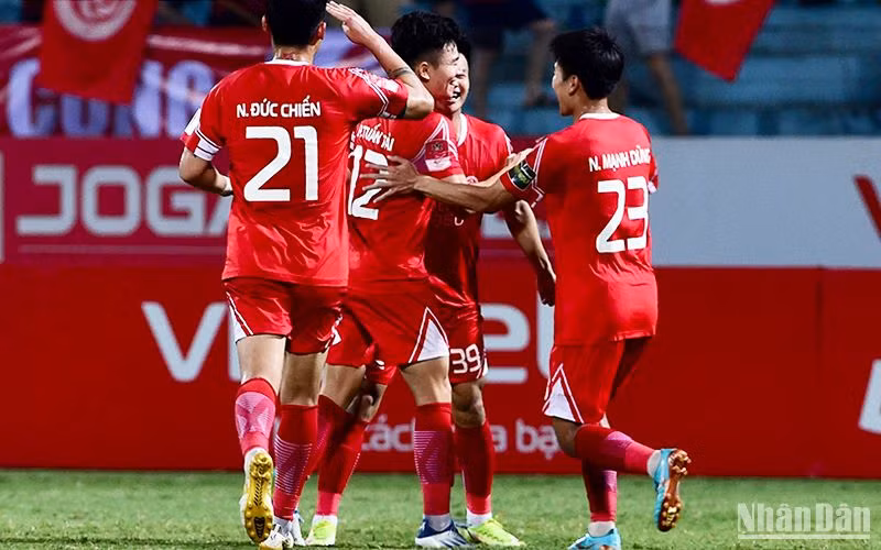 Các đồng đội ăn mừng cùng người kiến tạo bàn thắng Hoàng Đức. (Ảnh: TRẦN HẢI)