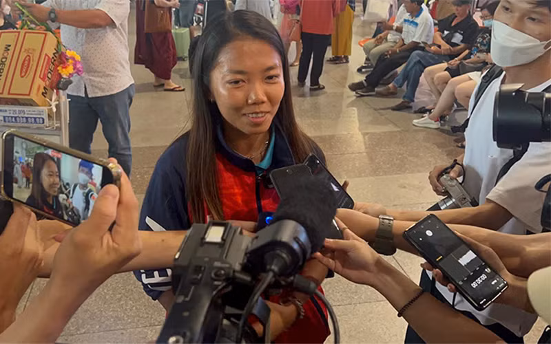 Huỳnh Như trả lời báo chí. Huỳnh Như trả lời báo chí.