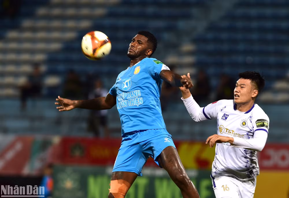 Các cầu thủ Nam Định nỗ lực.