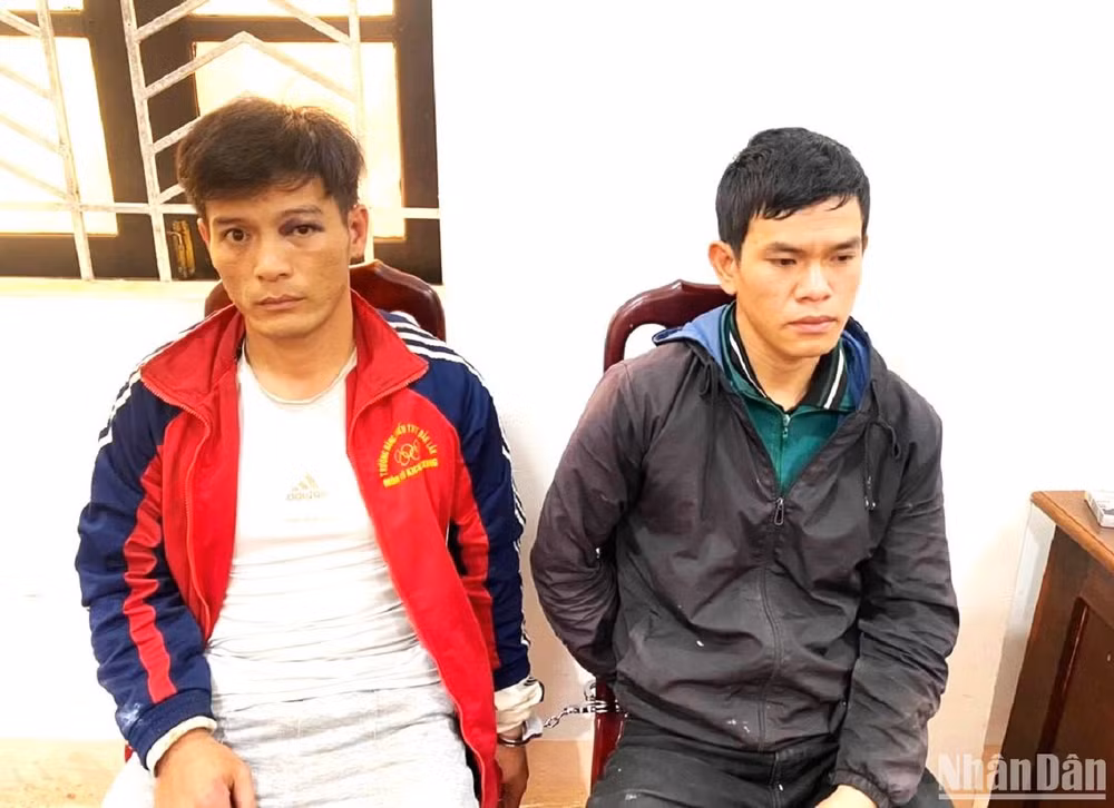 Hai đối tượng Ngô Quang Phúc và Đào Minh Thuận tại cơ quan Công an.