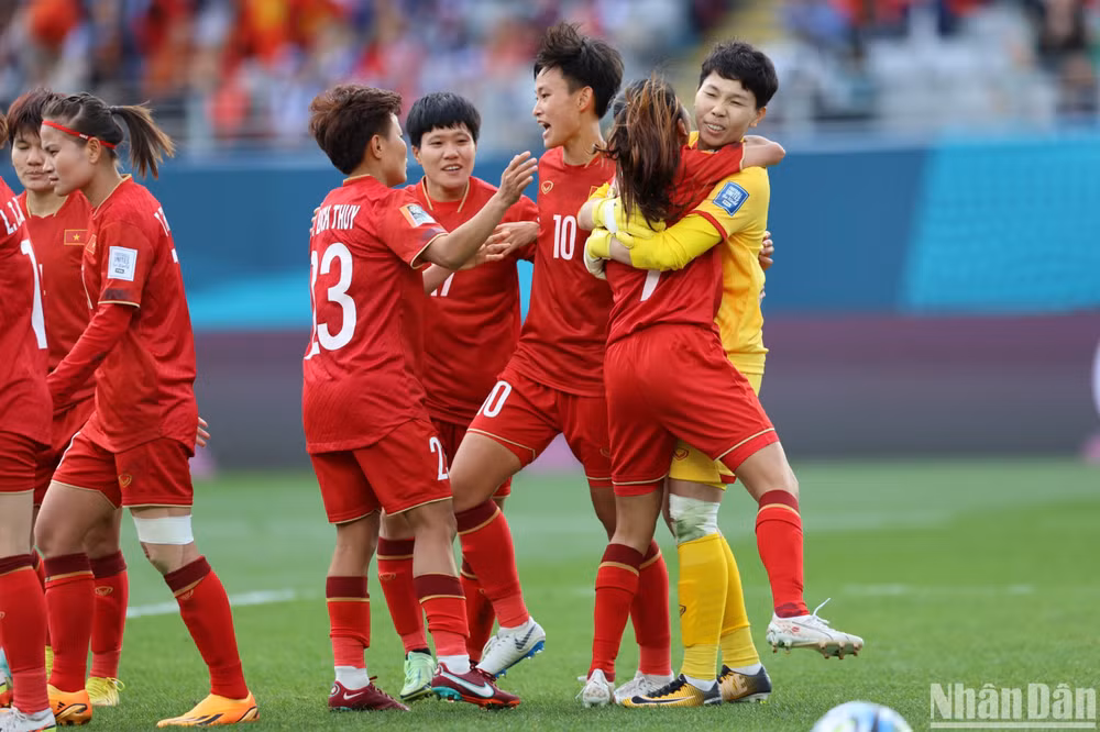 Kim Thanh ăn mừng cùng các đồng đội sau khi cứu thua 1 bàn.