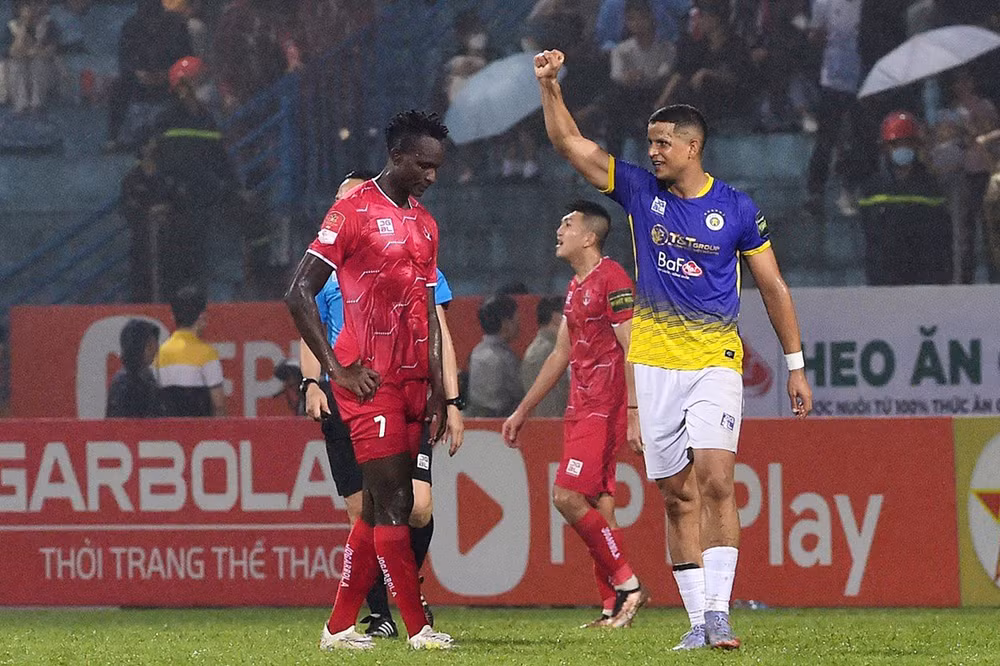 Lucas Vinicius ghi bàn thắng thứ ba ấn định tỷ số 3-0 với chiến thắng nghiêng về đội Hà Nội FC.