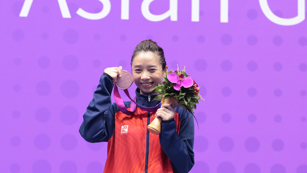 Dương Thúy Vi cùng Huy chương Đồng ASIAD 19. (Ảnh: Đoàn Thể thao Việt Nam)