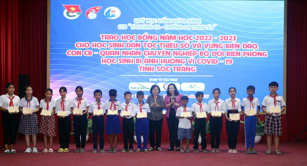 Trao học bổng cho các học sinh dân tộc thiểu số ở Sóc Trăng.