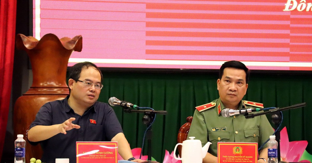Đồng chí Quản Minh Cường, Phó Bí thư Tỉnh ủy, Trưởng Đoàn đại biểu Quốc hội tỉnh Đồng Nai phát biểu tại hội thảo. 