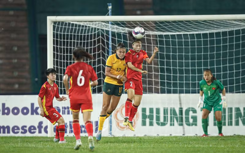 Đội trưởng Bảo Trâm tranh chấp bóng bổng cùng cầu thủ Australia. (Ảnh: VFF)