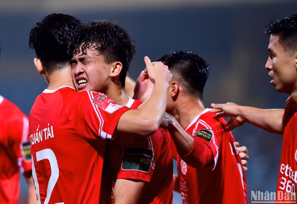 Danh Trung ăn mừng cùng các đồng đội sau khi gỡ hòa 1-1 cho Viettel. (Ảnh: TRẦN HẢI)