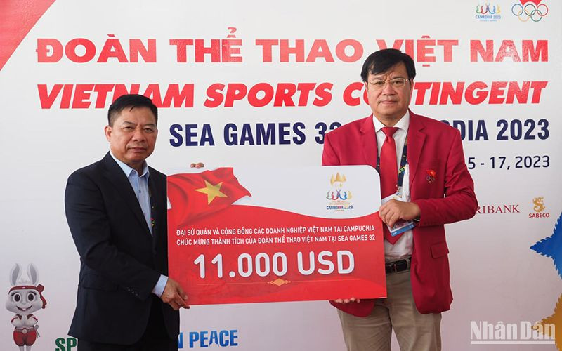 Tặng quà chúc mừng thành tích thi đấu của Đoàn Thể thao Việt Nam tại SEA Games 32.