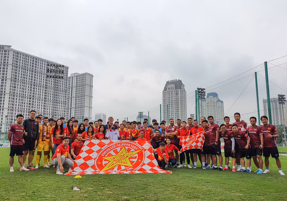 Hội cổ động viên bóng đá Việt Nam (VFS) tặng hoa chào mừng huấn luyện viên Philippe Troussier và giao lưu với U23 Việt Nam trước buổi tập.