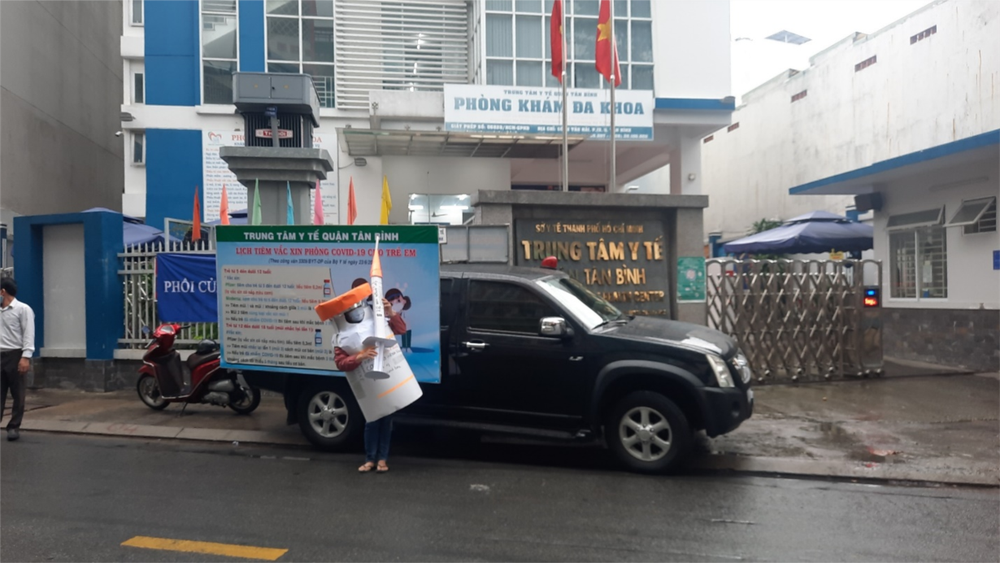 Xe loa cổ động tiêm vaccine phòng Covid-19 của Trung tâm Y tế quận Tân Bình. 
