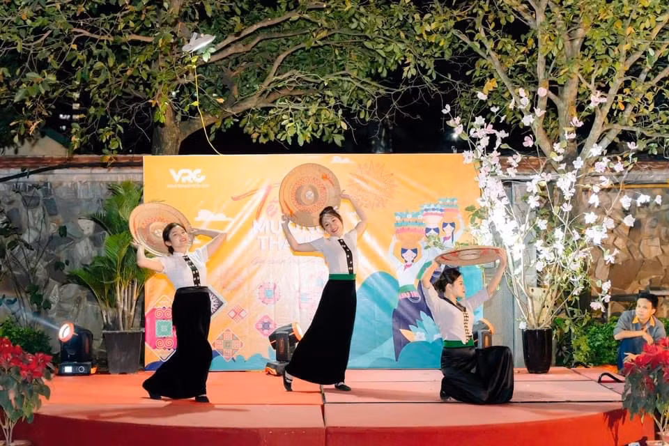 Không gian lễ hội hoa ban và Xuân Tây Bắc được tái hiện tại không gian các khách sạn.