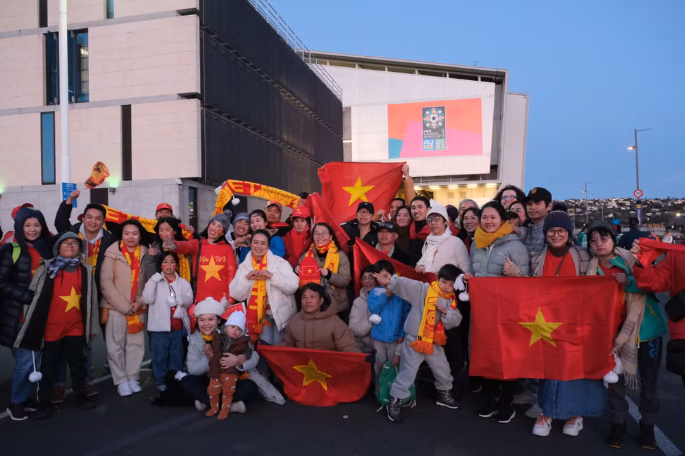 Hội cổ động viên Việt Nam sẵn sàng "tiếp lửa". (Ảnh: ĐỖ ĐẠT)