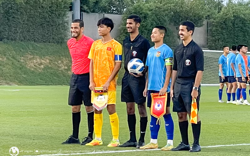 Hai đội bước vào trận đấu tập với tinh thần thoải mái.