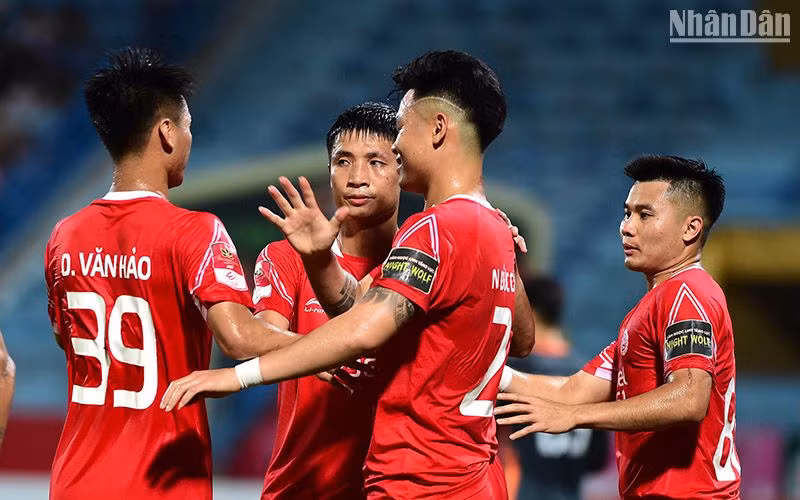 Đức Chiến ăn mừng bàn thắng mở tỷ số cùng các đồng đội. (Ảnh: TRẦN HẢI)