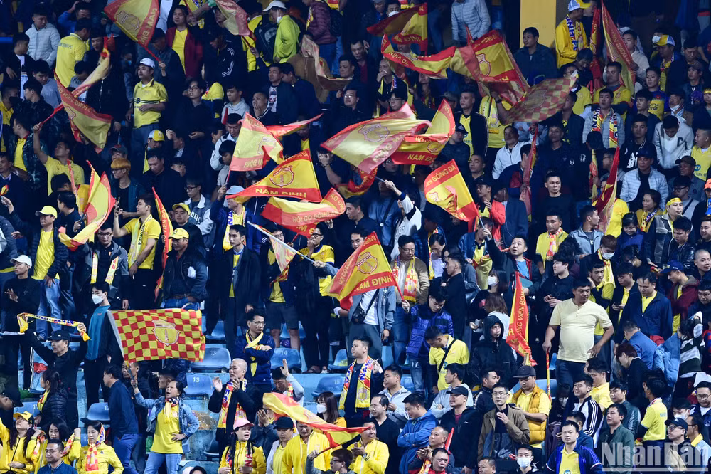 Rất đông người hâm mộ tới sân Hàng Đẫy để cổ vũ Nam Định.