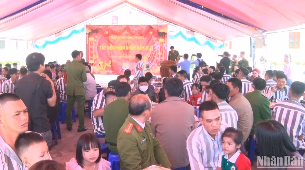 Bữa cơm tất niên cũng là dịp để các phạm nhân gặp gỡ người thân gia đình.