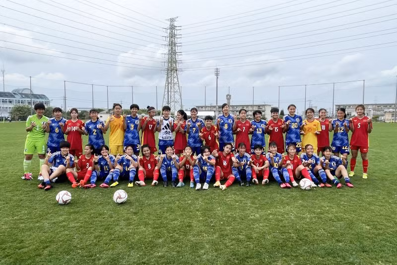 Hai đội chụp ảnh lưu niệm sau trận chung kết. (Ảnh: VFF)