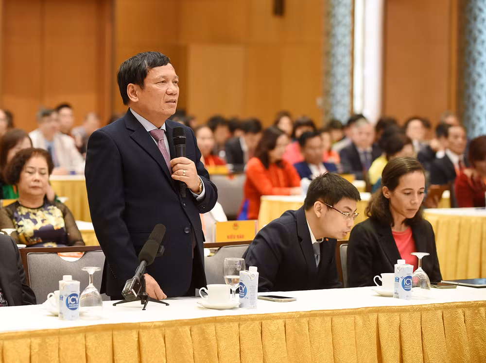 Kiều bào Nguyễn Đình Thắng (Cộng hòa Séc) phát biểu.