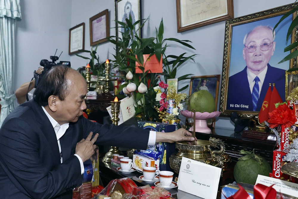 Chủ tịch nước Nguyễn Xuân Phúc dâng hương tưởng nhớ Chủ tịch Hội đồng Nhà nước Võ Chí Công. (Ảnh: Thống Nhất/TTXVN)