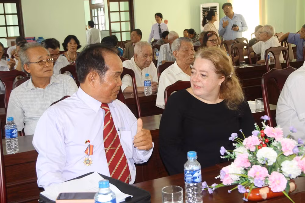 Ông Nguyễn Đắc Tấn - Chủ tịch Hội hữu nghị Việt-Nga tỉnh Phú Yên và bà Maria Mizonova.