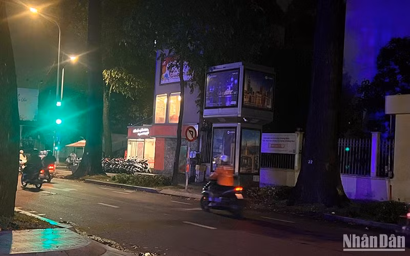 Bảng quảng cáo trên đường Pastuer (quận 3) tắt đèn sau 22 giờ.