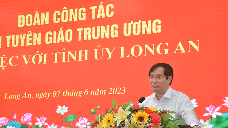 Phó Trưởng Ban Tuyên giáo Trung ương Phan Xuân Thủy phát biểu chỉ đạo tại buổi làm việc với Tỉnh ủy Long An. 