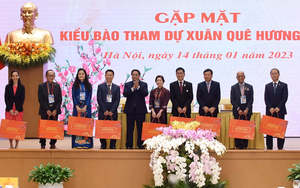 Thủ tướng Phạm Minh Chính tặng quà cho các kiều bào tiêu biểu tham dự chương trình Xuân Quê hương 2023.
