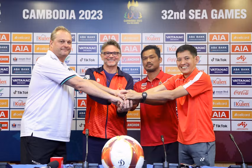 HLV U22 Lào, HLV Philippe Troussier, HLV U22 Thái Lan và HLV Singapore tại buổi họp báo trưa 29/4. (Ảnh: VFF)
