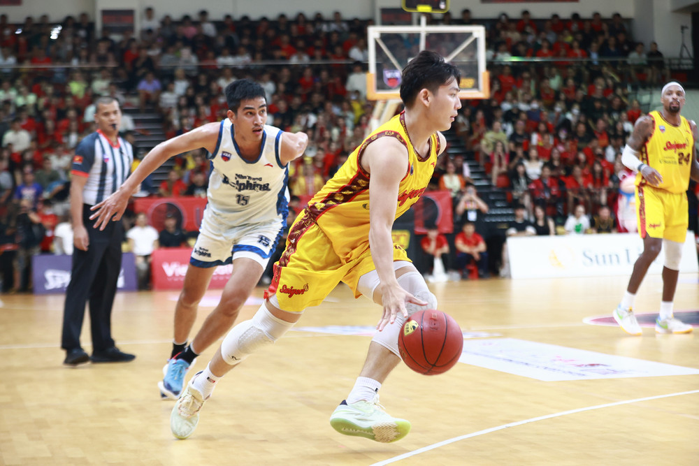 Võ Kim Bản của Saigon Heat đột phá từ vòng ngoài. (Ảnh: VBA)