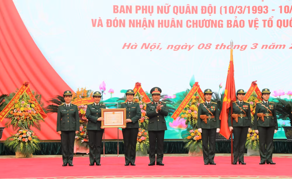 Ban Phụ nữ Quân đội đón nhận Huân chương Bảo vệ Tổ quốc hạng Nhì.