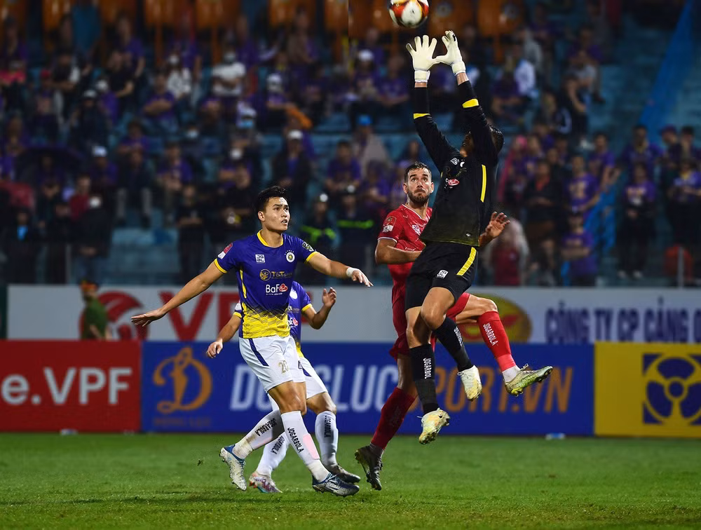 Càng về cuối trận đấu các cầu thủ Hải Phòng FC gia tăng sức ép lên cầu môn của thủ môn Tấn Trường.