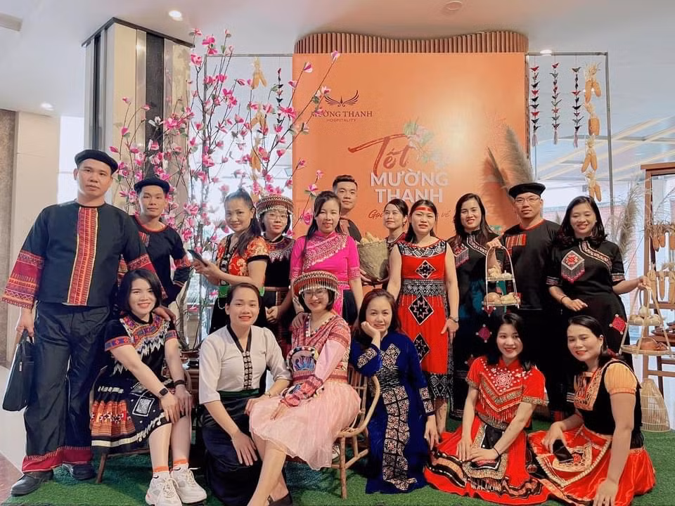 Du khách và nhân viên các khách sạn tham dự vào các hoạt động lễ hội.