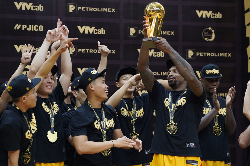 Saigon Heat nâng cao cúp vô địch VBA 2023. 