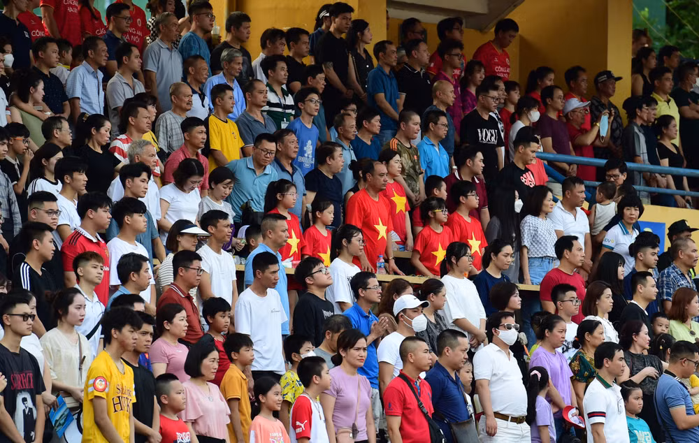 Trước khi trận đấu diễn ra, khán giả cùng các cầu thủ đã dành một phút mặc niệm để tưởng nhớ 3 thành viên câu lạc bộ Hoàng Anh Gia Lai bị tai nạn giao thông và thiệt mạng hôm 12/8 vừa qua.