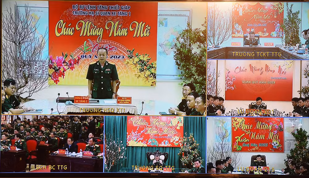 Đại diện Trường Hạ sĩ quan Xe tăng 1 báo cáo Thủ tướng về tình hình hoạt động của đơn vị qua cầu truyền hình.