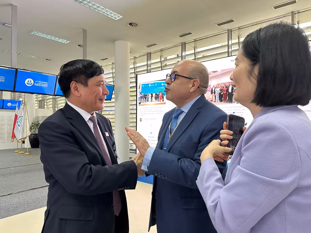 Tổng Thư ký Quốc Hội Bùi Văn Cường gặp gỡ bên lề Hội Nghị với Chủ tịch ASGP Najib M. El Khadi.