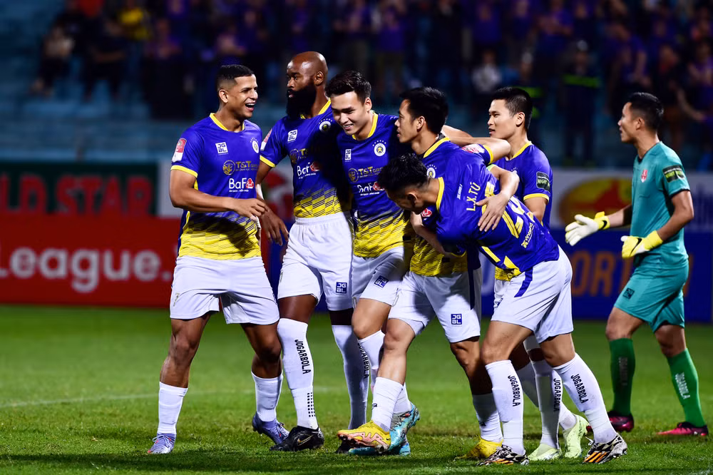 Các cầu thủ Hà Nội ăn mừng bàn thắng mở tỷ số cùng Văn Quyết.