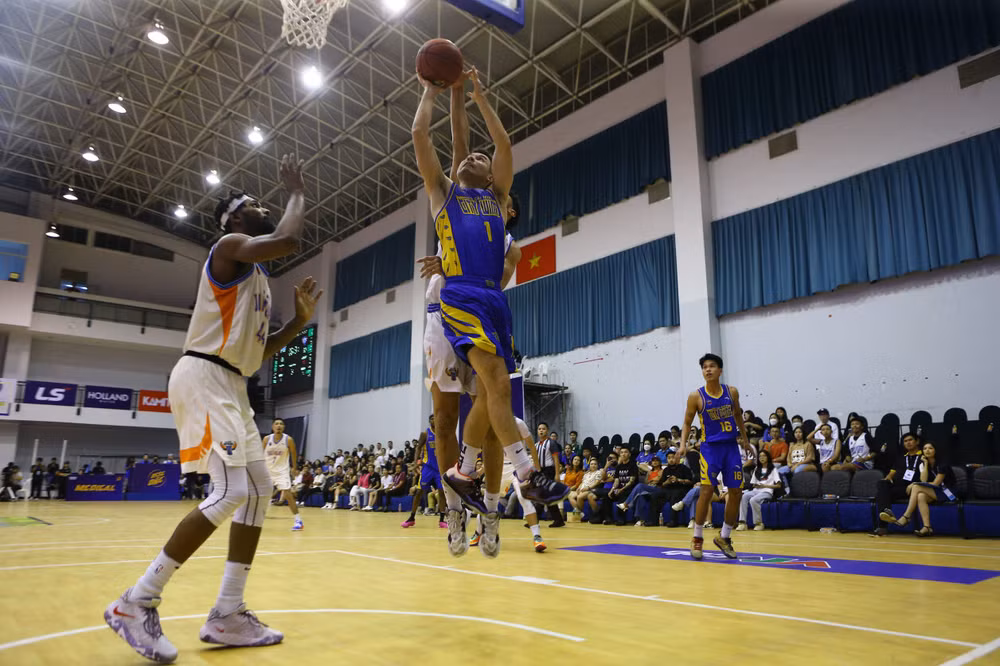 Vincent Nguyễn tấn công khu vực cận rổ.