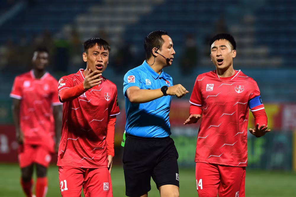 Các cầu thủ Hải Phòng thắc mắc với trọng tài về quả phạt 11m từ ngay phút thứ hai của trận đấu.
