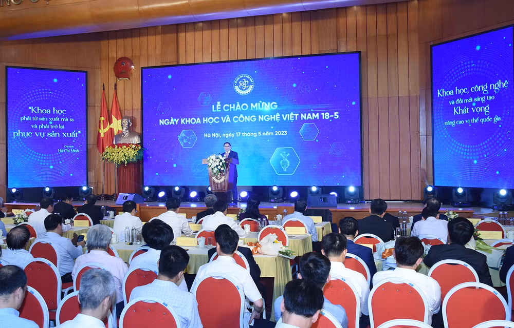 Thủ tướng nhấn mạnh, trong khoa học, phải có ước mơ, hoài bão; phải có nhiệt huyết, đam mê; phải có khát vọng, niềm tin; phải có mục tiêu, lý tưởng; phải có sự nỗ lực và kiên trì; phải có lòng tự trọng và niềm tự hào dân tộc; phải có tinh thần xả thân vì khoa học, dám đối diện với thất bại để thành công.