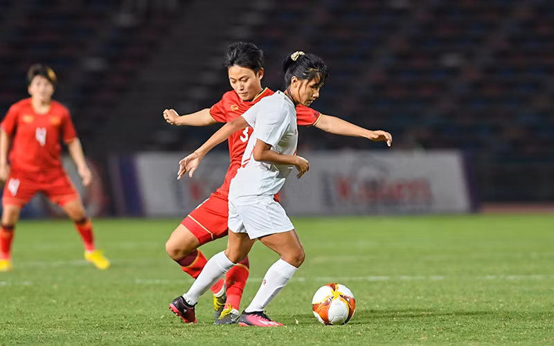 Đội tuyển nữ Myanmar (áo trắng) khó khăn để tiếp cận khung thành của Kim Thanh.