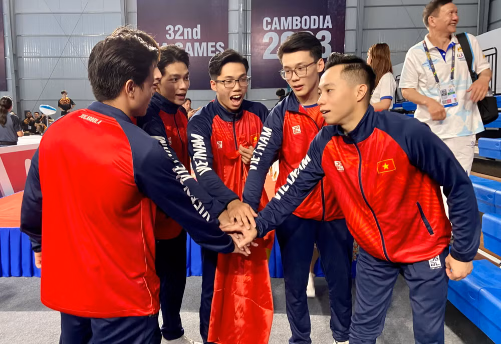 Các thành viên đội tuyển thể dục dụng cụ nam ăn mừng ngày ra quân thuận lợi.