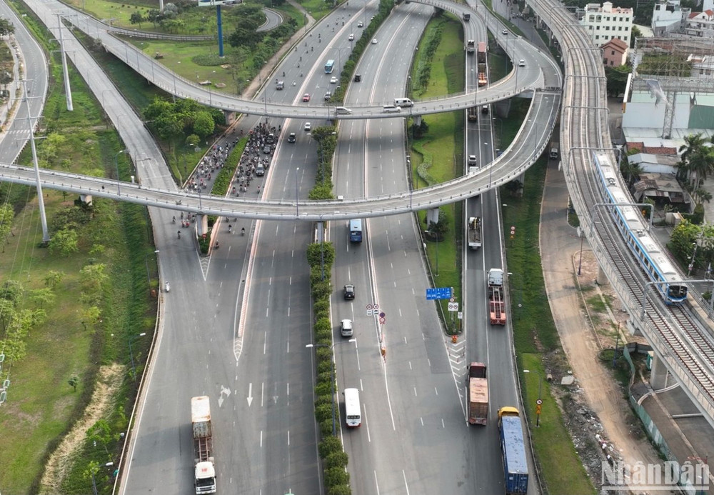 Tuyến Metro Bến Thành-Suối Tiên chạy thử nghiệm đoạn trên cao dọc Xa lộ Hà Nội chiều 26/4.