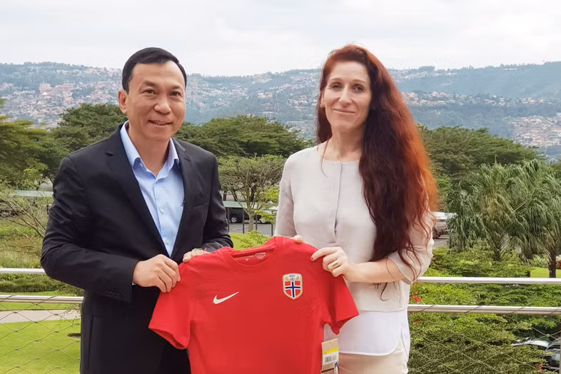 Chủ tịch VFF Trần Quốc Tuấn nhận áo thi đấu đội tuyển Na Uy từ Chủ tịch NFF Lise Klaveness. (Ảnh: VFF)