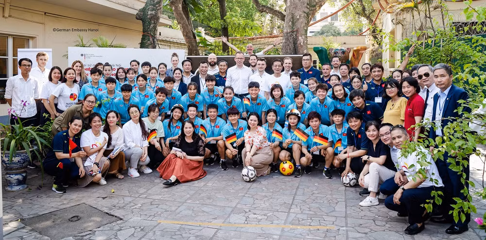 Các thành viên Đại sứ quán Đức chụp ảnh lưu niệm cùng đội tuyển nữ Việt Nam.