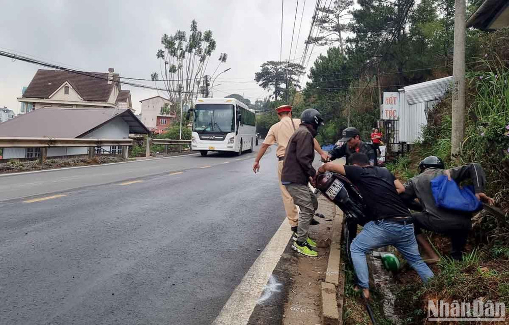 Công an và người dân hỗ trợ xử lý hiện trường. 