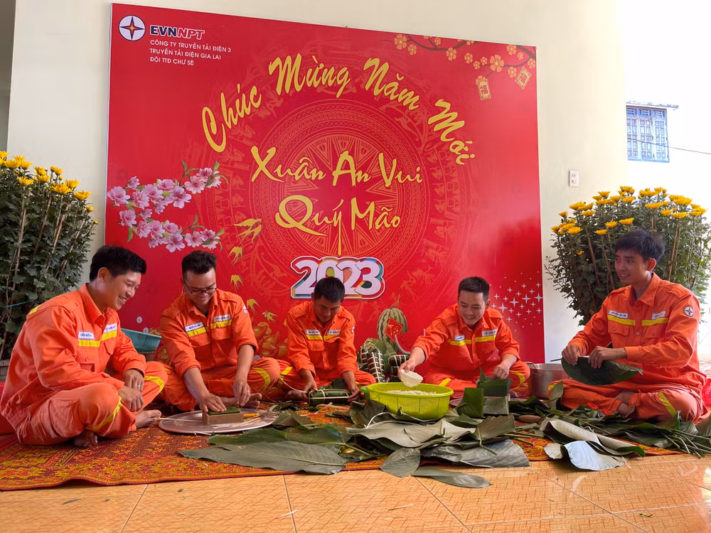 Đội Truyền tải điện Chư Sê thuộc Truyền tải điện Gia Lai tổ chức gói bánh chưng Tết cho CBCNV. (Ảnh: Việt Hùng)