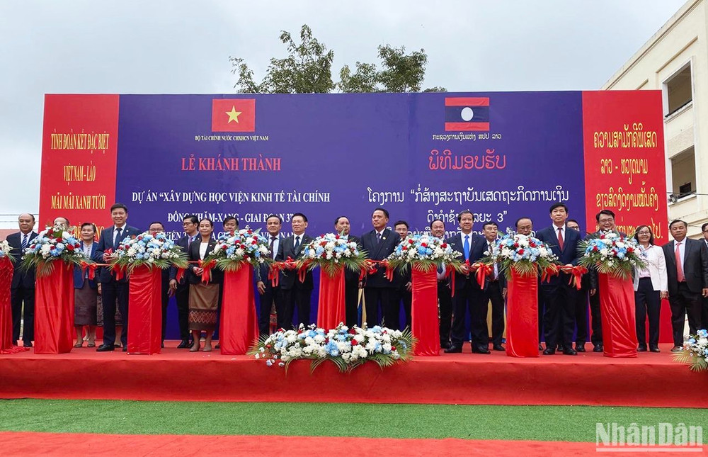 Các đại biểu thực hiện nghi thức khánh thành, đưa vào sử dụng Học viện Kinh tế-Tài chính Dongkhamxang. (Ảnh: HẢI TIẾN)