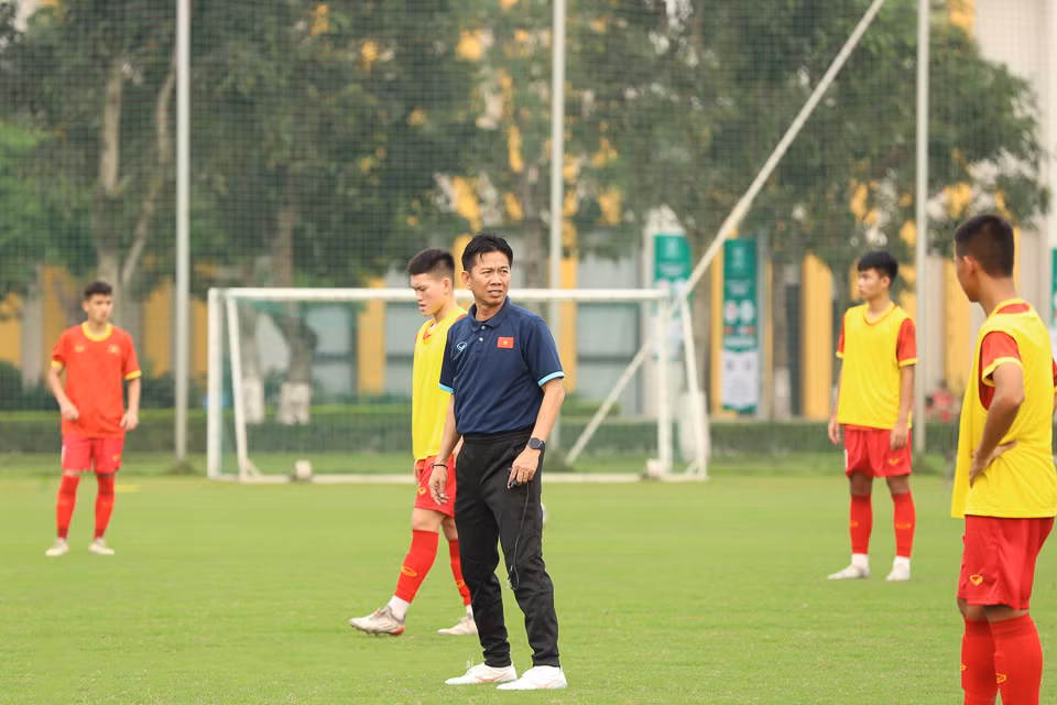 HLV Hoàng Anh Tuấn cùng các học trò trên sân tập. (Ảnh: VFF)